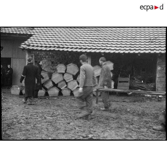 Cercueils destinés à 27 résistants fusillés par les Allemands le 10 octobre 1944 à Banvillars (Territoire de Belfort).