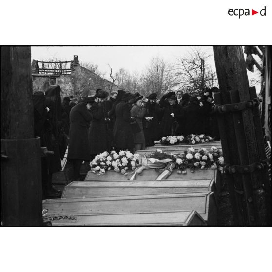 Obsèques de 27 résistants fusillés par les Allemands le 10 octobre 1944 à Banvillars (Territoire de Belfort).