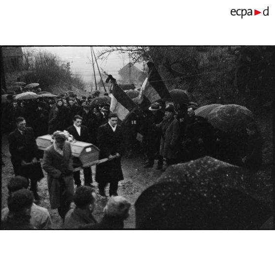 Obsèques de 27 résistants fusillés par les Allemands le 10 octobre 1944 à Banvillars (Territoire de Belfort).