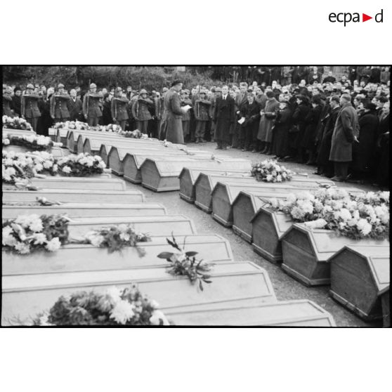 Obsèques de 27 résistants fusillés par les Allemands le 10 octobre 1944 à Banvillars (Territoire de Belfort).