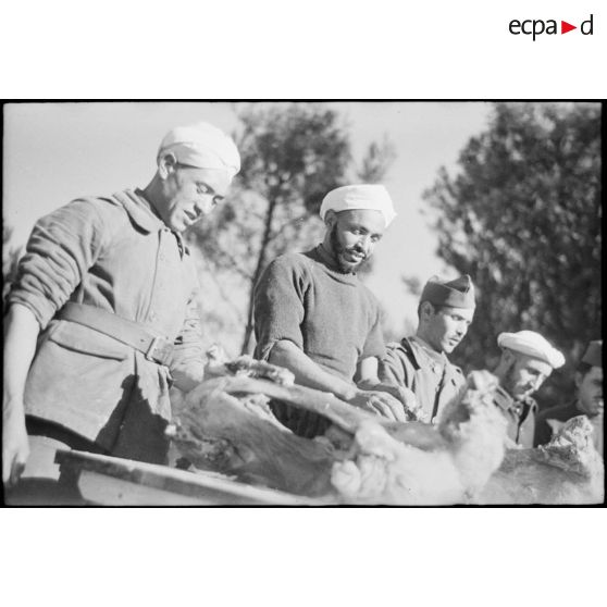Tirailleurs marocains du groupement Carnot pendant un méchoui de l'Aïd-el kébir.