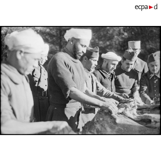 Tirailleurs marocains du groupement Carnot pendant un méchoui de l'Aïd-el kébir.