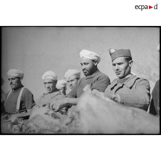 Tirailleurs marocains du groupement Carnot pendant un méchoui de l'Aïd-el kébir.