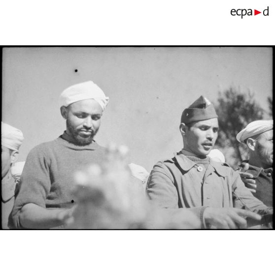 Tirailleurs marocains du groupement Carnot pendant un méchoui de l'Aïd-el kébir.