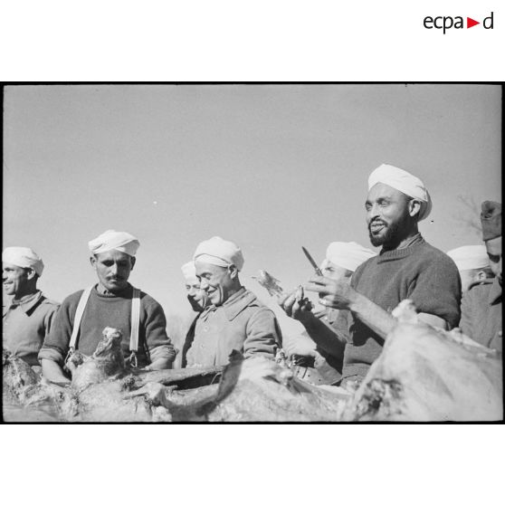 Tirailleurs marocains du groupement Carnot pendant un méchoui de l'Aïd-el kébir.
