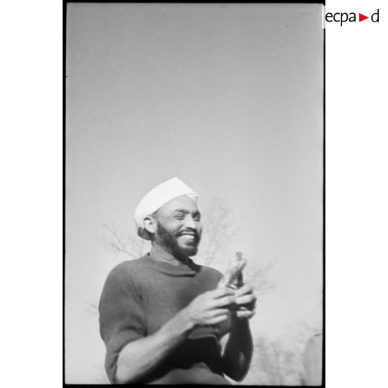 Tirailleurs marocains du groupement Carnot pendant un méchoui de l'Aïd-el kébir.