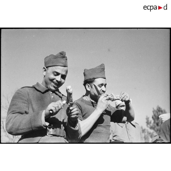 Tirailleurs marocains du groupement Carnot pendant un méchoui de l'Aïd-el kébir.
