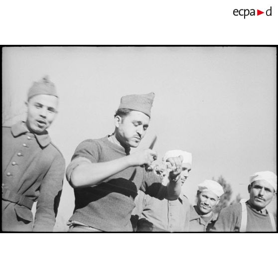 Tirailleurs marocains du groupement Carnot pendant un méchoui de l'Aïd-el kébir.