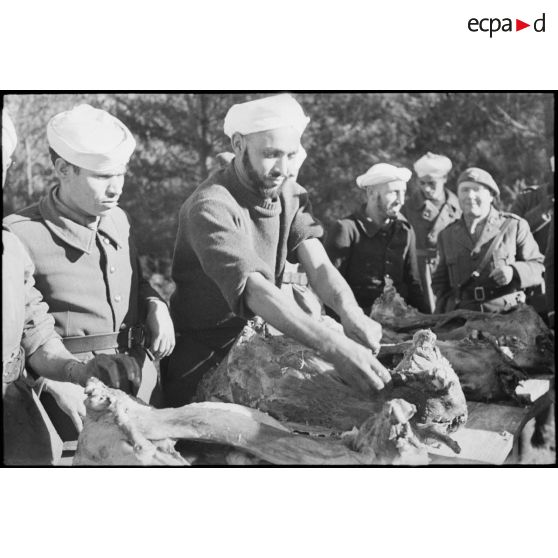 Tirailleurs marocains du groupement Carnot pendant un méchoui de l'Aïd-el kébir.