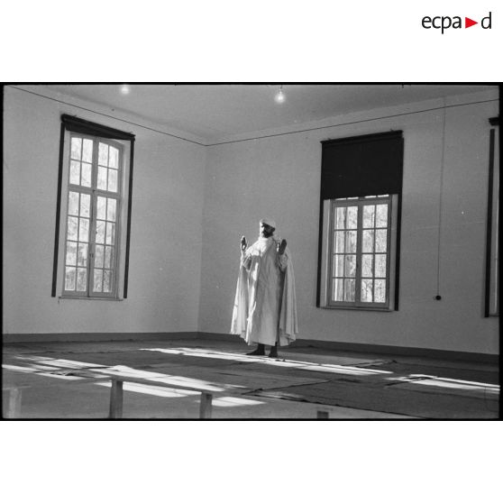 Tirailleur marocain du groupement Carnot priant pour la célébration de l'Aïd el-kébir.