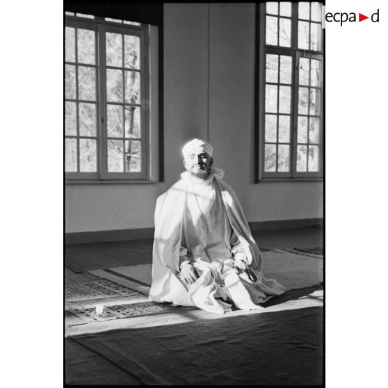 Tirailleur marocain du groupement Carnot priant pour la célébration de l'Aïd el-kébir.