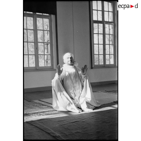 Tirailleur marocain du groupement Carnot priant pour la célébration de l'Aïd el-kébir.