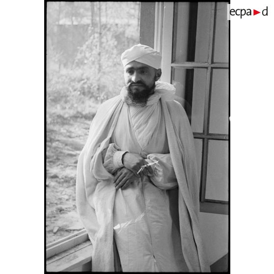 Tirailleur marocain du groupement Carnot priant pour la célébration de l'Aïd el-kébir.