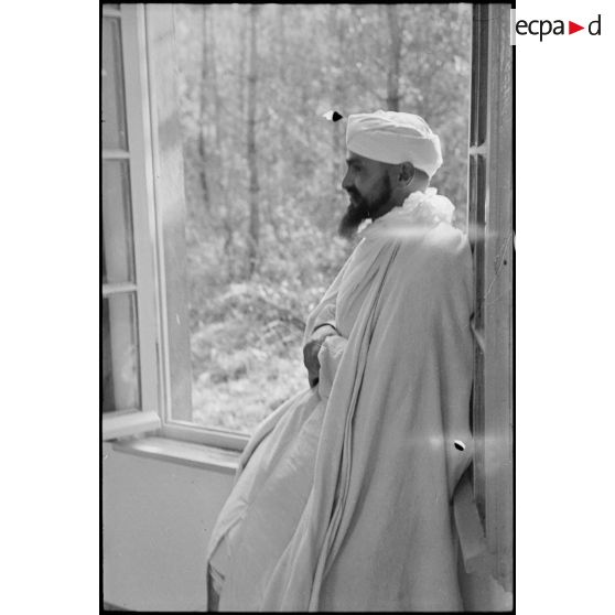 Tirailleur marocain du groupement Carnot priant pour la célébration de l'Aïd el-kébir.