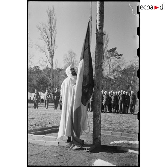 Lever des couleurs dans le secteur dit des Forces françaises de la Pointe-de-Grave.