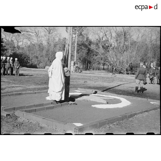 Lever des couleurs dans le secteur dit des Forces françaises de la Pointe-de-Grave.
