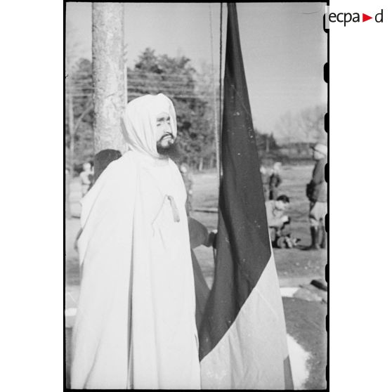 Lever des couleurs dans le secteur dit des Forces françaises de la Pointe-de-Grave.