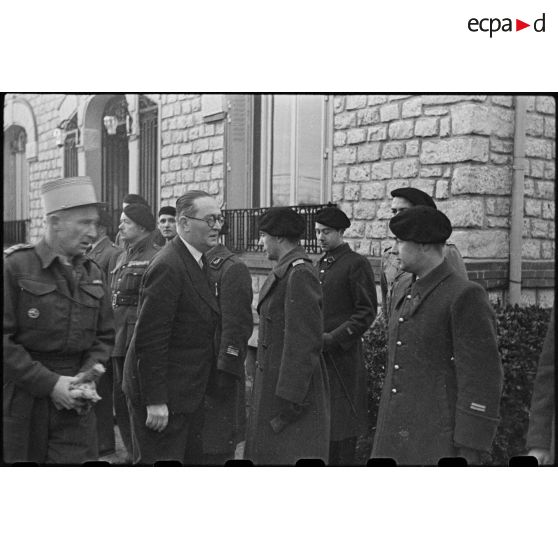 André Diethelm, commissaire à la Guerre, félicite les officiers de la 10e DI (division d'infanterie).