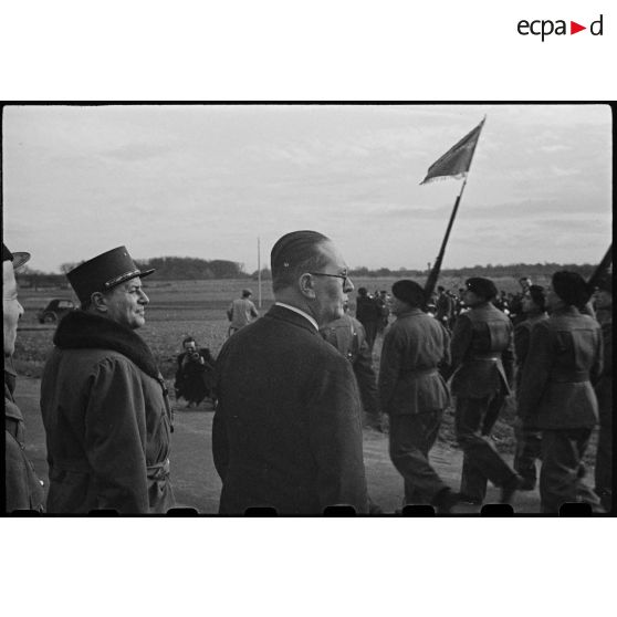 André Diethelm, commissaire à la Guerre, et le général Billote, commandant la 10e DI (division d'infanterie) assite au défilé de la 10e DI.