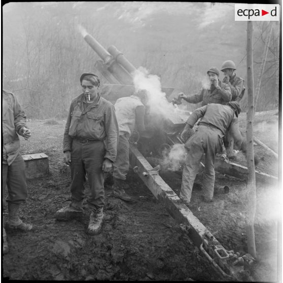 Artilleurs de la 2e DIM (division d'infanterie marocaine) servant un obusier de 105 mm dans le secteur de Thann.