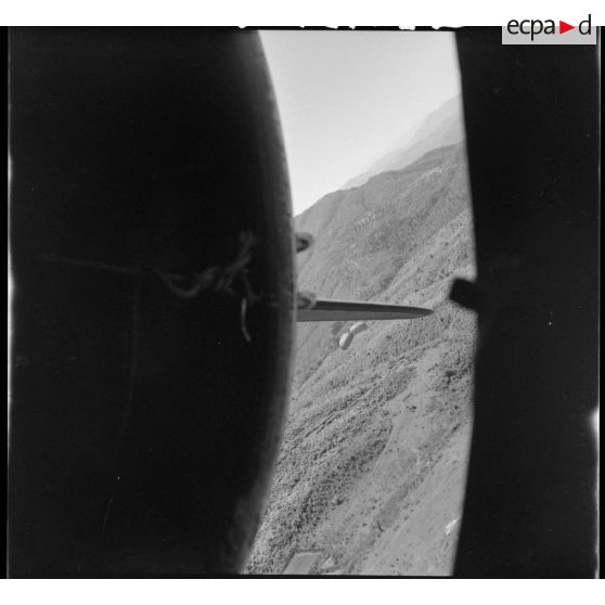 Ouverture des premiers parachutes contenant du ravitaillement qui iront se poser sur la dropping zone du poste de Phong Saly.