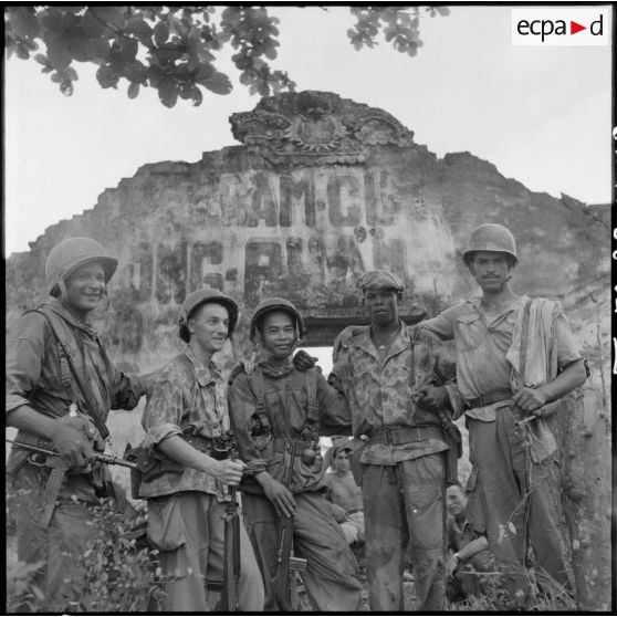 Groupe de soldats aux origines variées posant lors de l'opération Camélia dans le secteur de Vong Tan.
