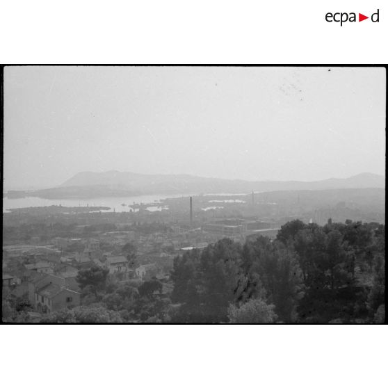 Vue sur Toulon depuis le fort du Grand Saint-Antoine.