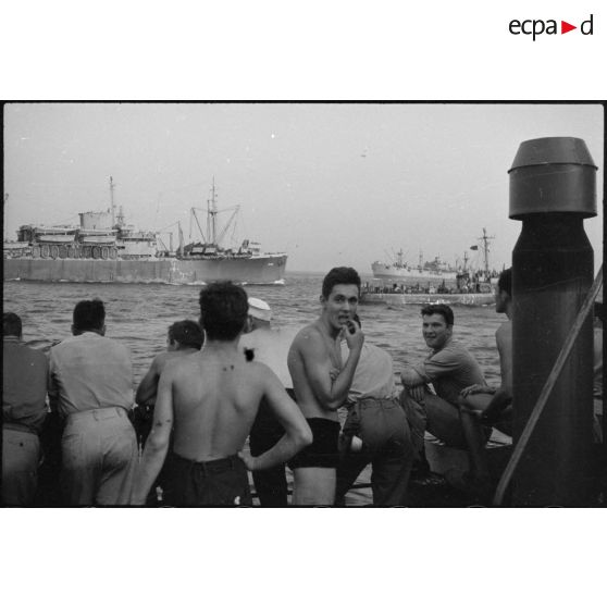 Dans la baie de Naples, des hommes du 1er corps d'armée ont embarqué à bord de bâtiments LCI (landing craft infantry) en vue du débarquement allié sur les côtes de Provence (opération Anvil-Dragoon) en août 1944.