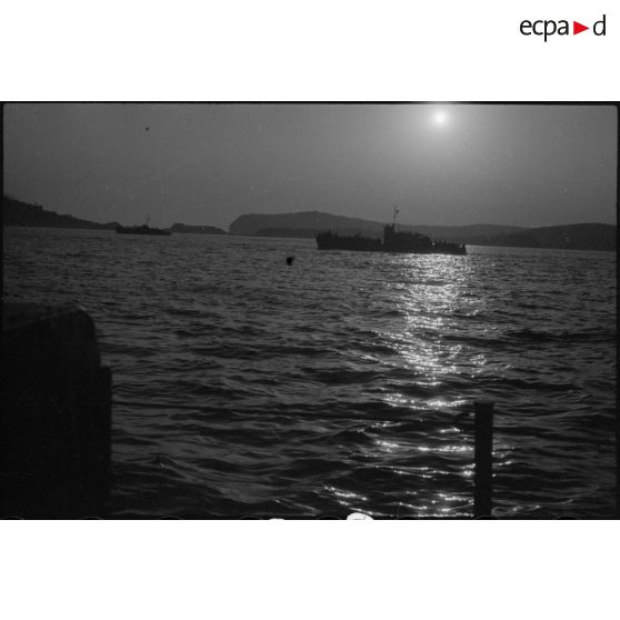 Navires alliés mouillant dans la baie de Naples avant d'appareiller pour la France en vue de l'opération Anvil-Dragoon.