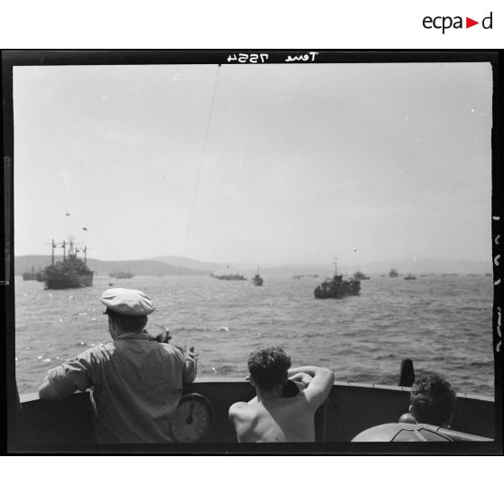 Un landing craft infantry (LCI) transportant des hommes du 4e régiment de tirailleurs tunisiens (4e RTT) appareille depuis le port de Pozzuoli pour rallier les côtes de Provence.