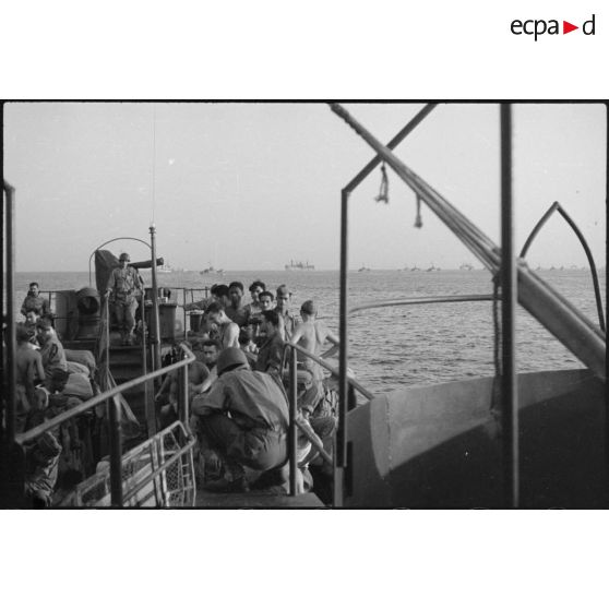 Dans la baie de Naples, des hommes du 1er Corps d'armée ont embarqué à bord de bâtiments LCI (landing craft infantry) en vue du débarquement allié sur les côtes de Provence (opération Anvil-Dragoon) en août 1944.