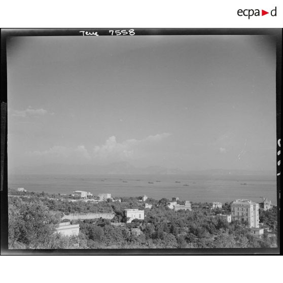 Dans la baie de Naples, les navires transportant les hommes du 1er Corps d'armée appareillent pour la France en vue du débarquement allié sur les côtes de Provence (opération Anvil-Dragoon) en août 1944.