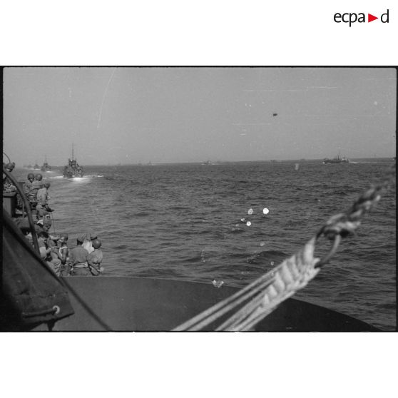 Parti de Naples, un convoi de navires transportant les hommes du 1er Corps d'armée fait route pour la France en vue du débarquement allié sur les côtes de Provence (opération Anvil-Dragoon) en août 1944.