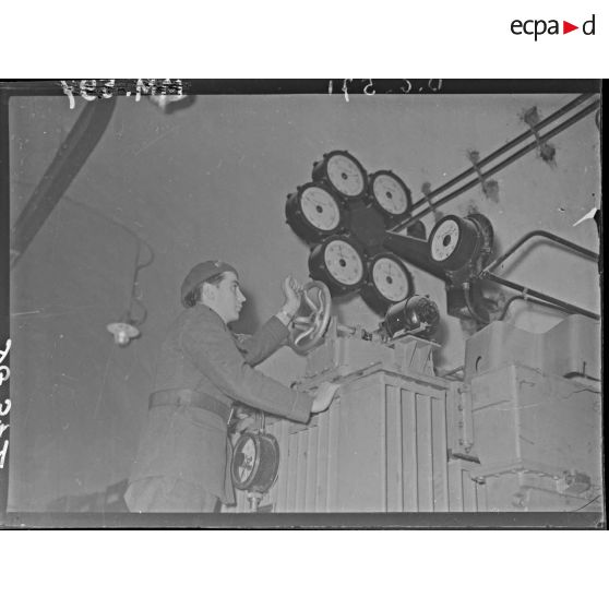 Un des sapeurs électromécaniciens dépendant du 2e dépot du Génie (202e bataillon du génie de forteresse à priori)  veille à la bonne marche des installations dans l'usine de production électrique de l'ouvrage du Hackenberg.