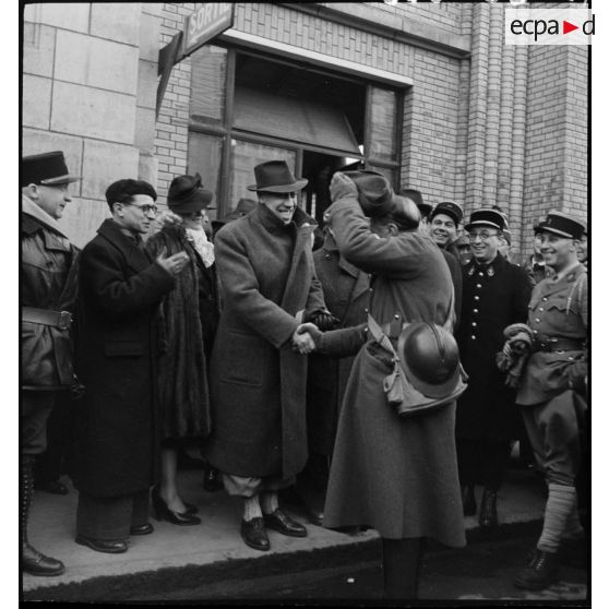 Fernandel salue un soldat de la 8e armée.