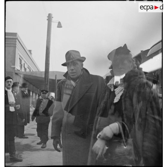 Les comédiens Fernandel et Blanche Denège.