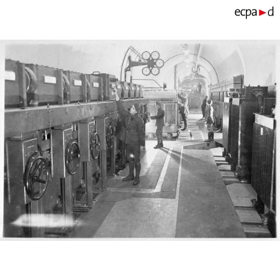 Usine de production électrique de l'ouvrage du Hackenberg : des sapeurs électromécaniciens du 2e régiment du génie (RG) veillent à la bonne marche des installations dans la cellule dite de haute tension de l'ouvrage.