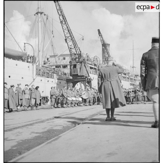 Cérémonie avant le départ de la 13e DBMLE pour la Norvège.