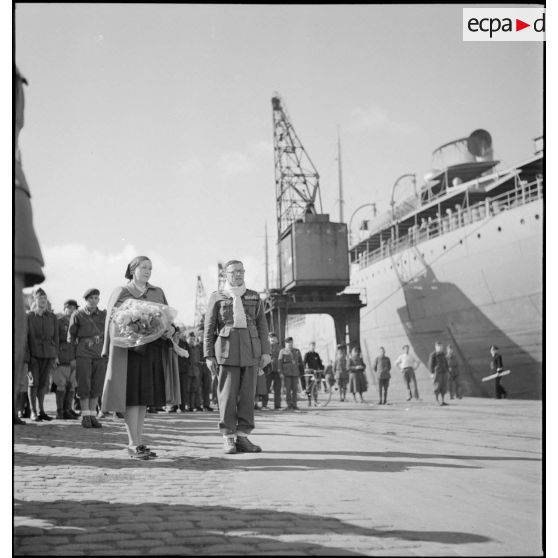 Cérémonie avant le départ de la 13e DBMLE pour la Norvège.