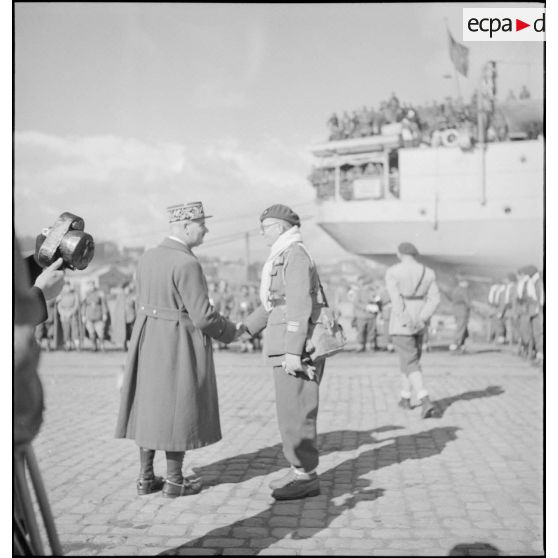 Cérémonie avant le départ de la 13e DBMLE pour la Norvège.