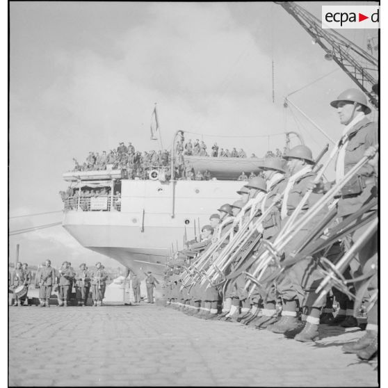 Cérémonie avant le départ de la 13e DBMLE pour la Norvège.