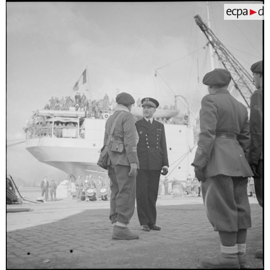 Cérémonie avant le départ de la 13e DBMLE pour la Norvège.