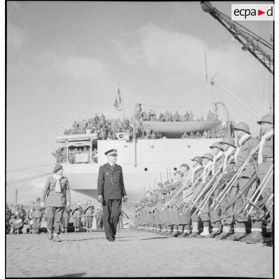 Cérémonie avant le départ de la 13e DBMLE pour la Norvège.