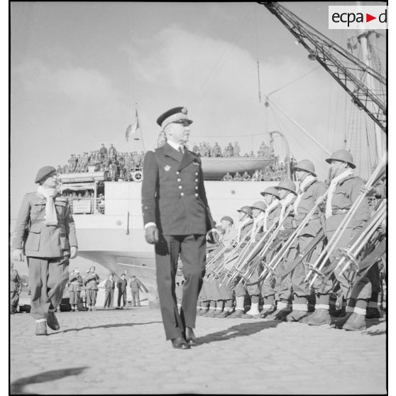 Cérémonie avant le départ de la 13e DBMLE pour la Norvège.