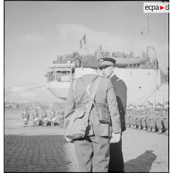 Cérémonie avant le départ de la 13e DBMLE pour la Norvège.