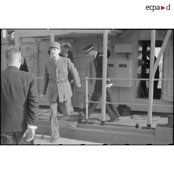 Le général de Gaulle débarque d'un bâtiment de la Marine nationale sur l'Ile de Sein afin de remettre la Croix de la Libération au maire de l'île.