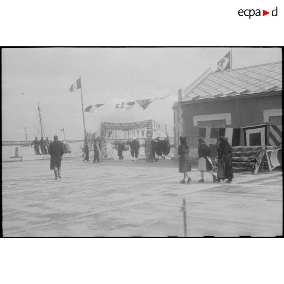 Le port de l'Ile de Sein est pavoisé pour la cérémonie de remise de la Croix de la Libération aux Sénans par le général de Gaulle.