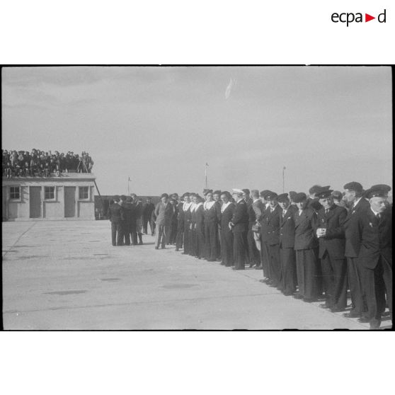Les Sénans et les marins ayant rallié les FNFL (forces navales françaises libres) sont rassemblés pour la cérmonie de remise de la Croix de la Libération par le général de Gaulle au maire de l'île.