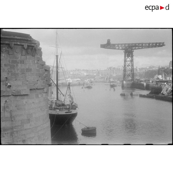 L'arsenal et le port de Brest où le général de Gaulle s'est embarqué pour se rendre sur l'Ile de Sein afin de remettre la Croix de la Libération aux habitants de l'île.