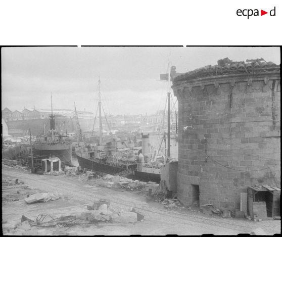 L'arsenal et le port de Brest où le général de Gaulle s'est embarqué pour se rendre sur l'Ile de Sein afin de remettre la Croix de la Libération aux habitants de l'île.